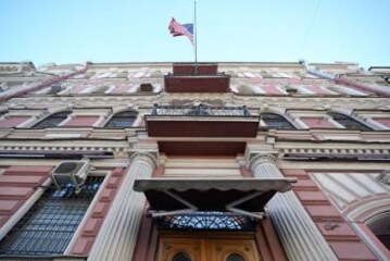 На генконсульстве США в Петербурге снова подняли приспущенный флаг