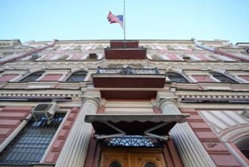 На генконсульстве США в Петербурге снова подняли приспущенный флаг