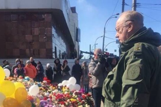Бастрыкин возложил цветы к народному мемориалу в Кемерово