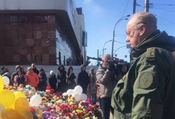 Бастрыкин возложил цветы к народному мемориалу в Кемерово