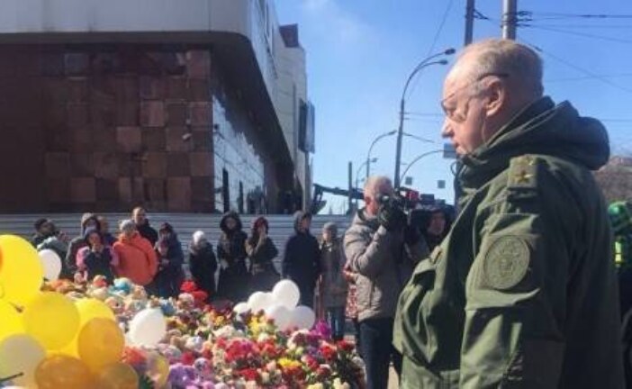 Бастрыкин возложил цветы к народному мемориалу в Кемерово