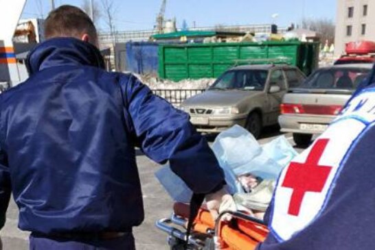 В Москве ребенка, упавшего с четвертого этажа, увезли в больницу вертолетом