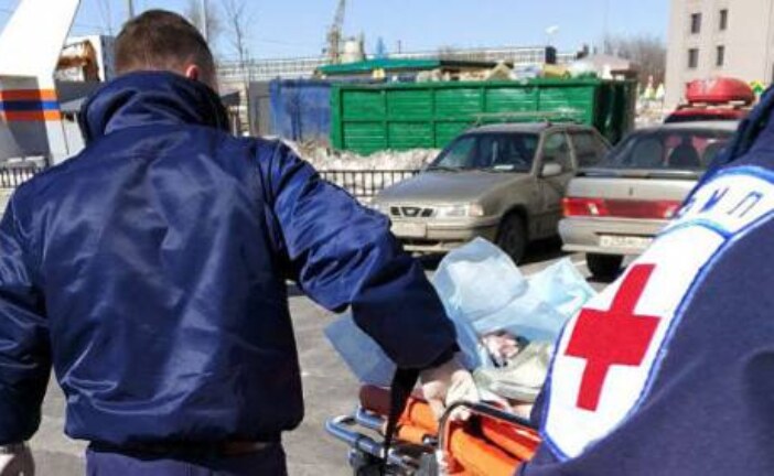 В Москве ребенка, упавшего с четвертого этажа, увезли в больницу вертолетом