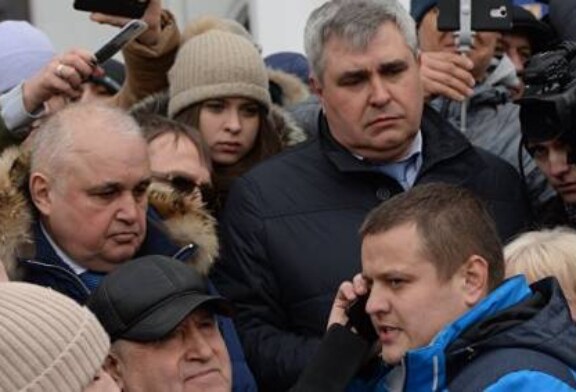 Вице-губернатор Кузбасса рассказал, почему встал на колени перед горожанами