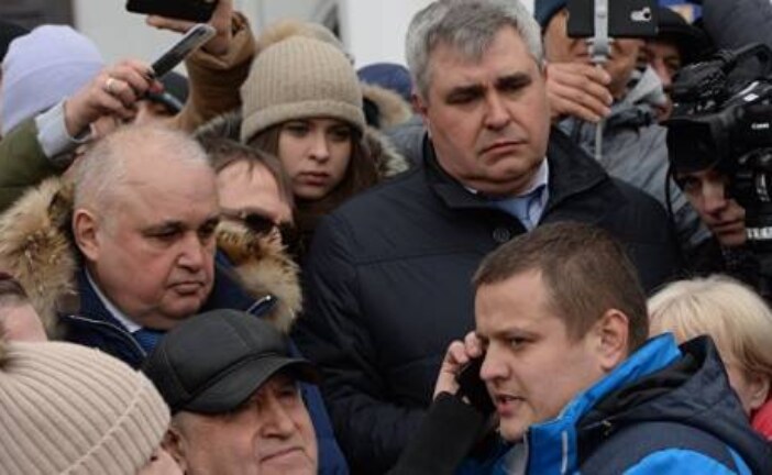 Вице-губернатор Кузбасса рассказал, почему встал на колени перед горожанами