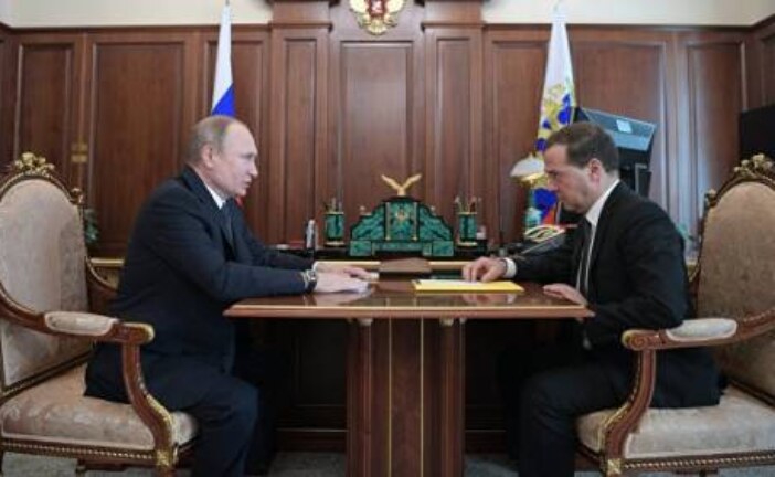 Путин поручил Медведеву проанализировать выполнение «майских указов»