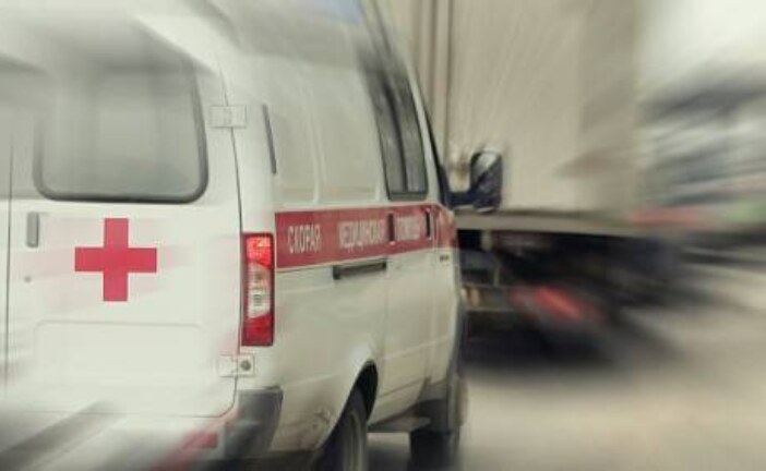 В Екатеринбурге автобус врезался в столб, пострадали десять человек