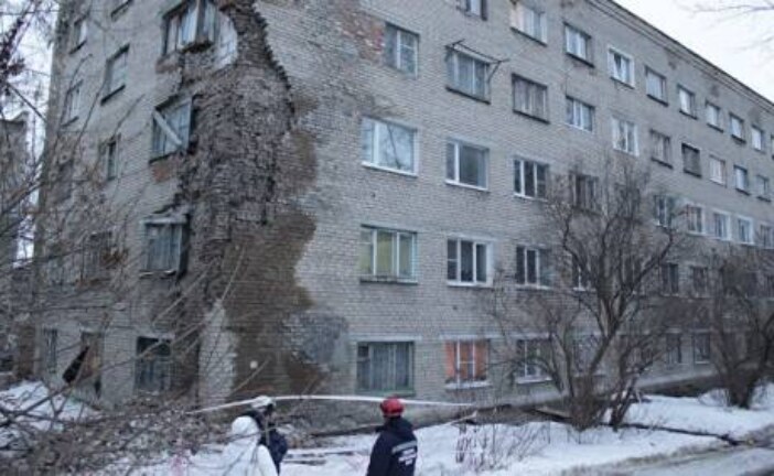 В Пензе обрушилась часть кирпичной кладки жилого дома
