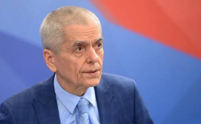 Онищенко призвал повышать престиж профессии врача