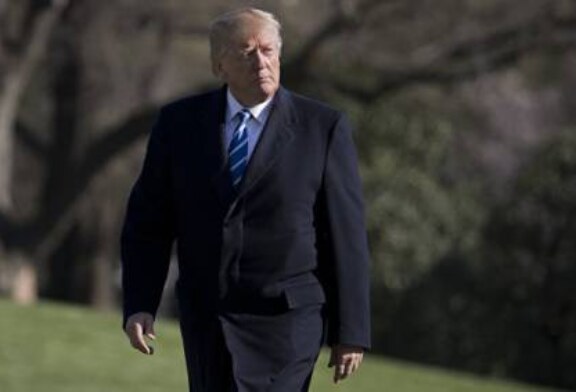 «Ворует столовое серебро». Трампа в пальто высмеяли в соцсетях