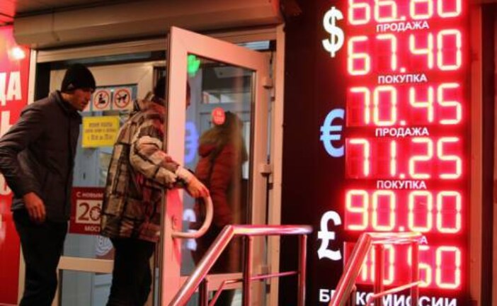 Обрушение курса рубля: ЦБ не торопится спасать «деревянный»