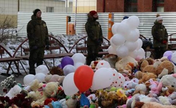 Мемориал у сгоревшего в Кемерово ТЦ «Зимняя вишня» охраняют круглосуточно