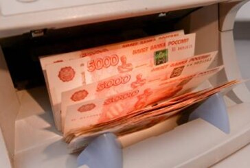 Рубль ощутимо падает к доллару и евро третий день подряд из-за геополитики