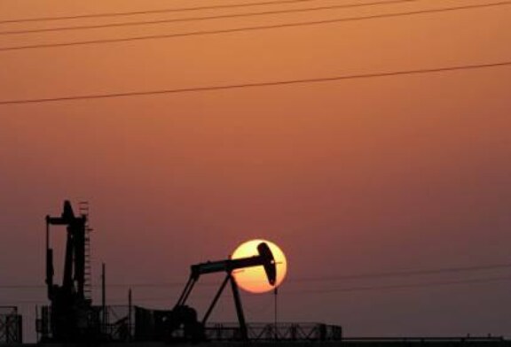 Цены на нефть снижаются после роста до трехлетних максимумов