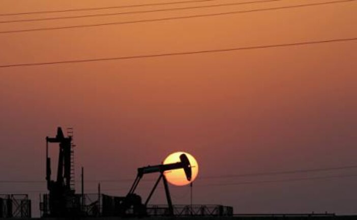 Цены на нефть снижаются после роста до трехлетних максимумов