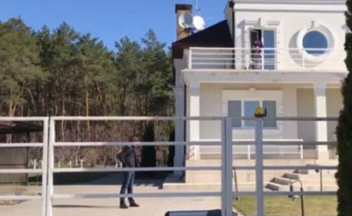 Появилось видео, на котором теща стреляет в экс-вратаря сборной Украины