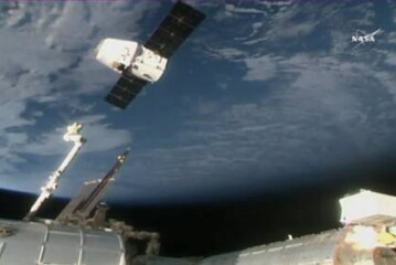 Беспилотник Dragon с 2,6 тоннами груза в понедельник отправится к МКС