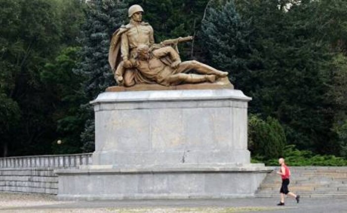 Москва призывает Варшаву прекратить разрушение советских памятников