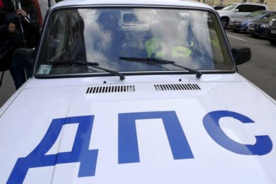 В Москве водитель почти километр вез сотрудника ГАИ, вцепившегося в руль