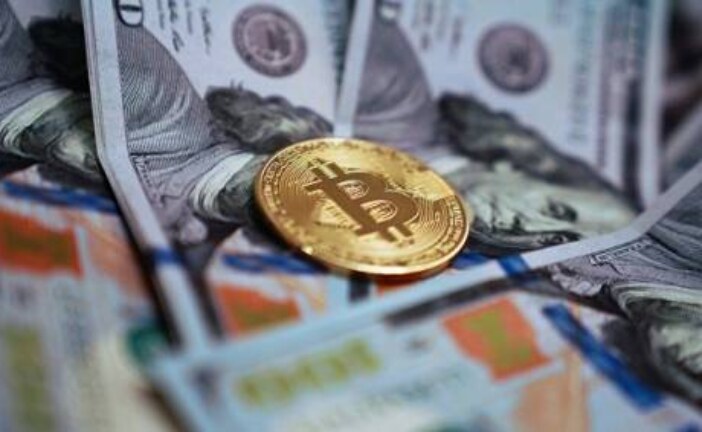 Биткоин вновь дешевеет