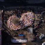 Кемеровчане идут к мемориалу у «Зимней вишни» в девятый день после трагедии
