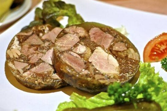 Жареная форель, желе из клюквы и заливной язык