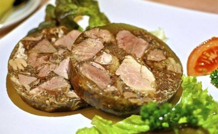 Жареная форель, желе из клюквы и заливной язык