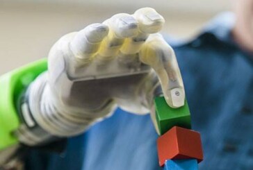 Ученые показали самый совершенный роботизированный протез руки. Вот как она работает